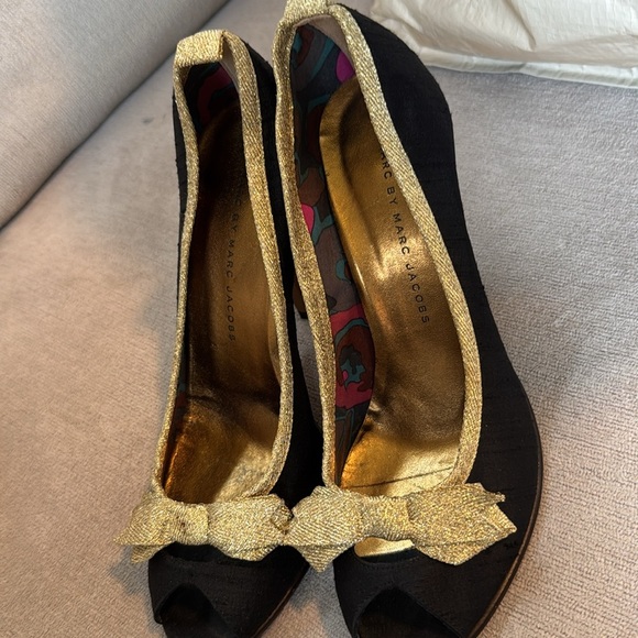 Marc Jacobs Black Gold Satin Bow Peep Toe Heels Size 37 - Picture 2 of 10
